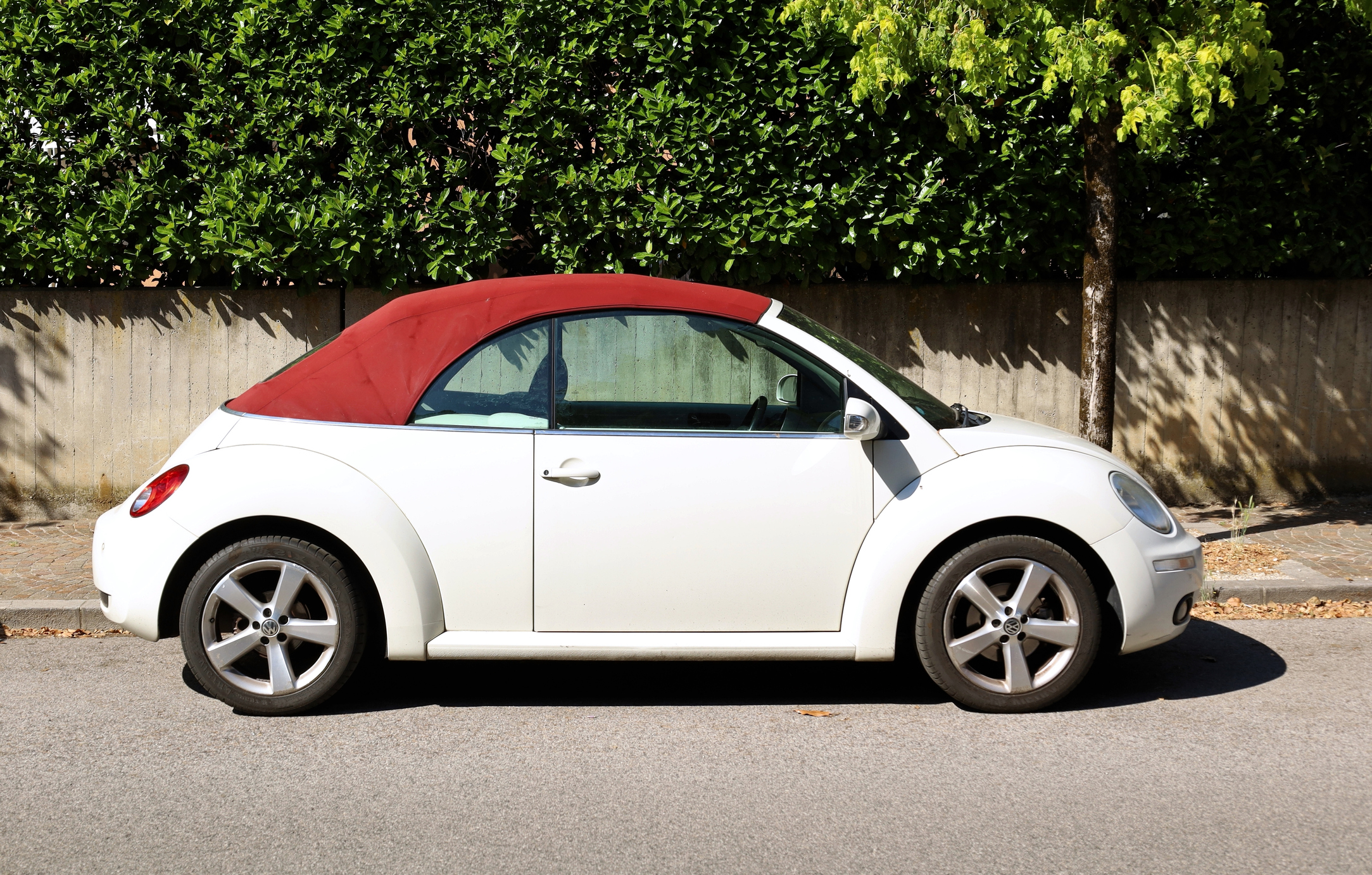 Side view of convertible Volkswagen Beetle A5 at the roadside